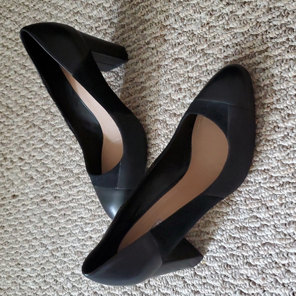 Tahari black leather and suede almond toe pump, size 8.5